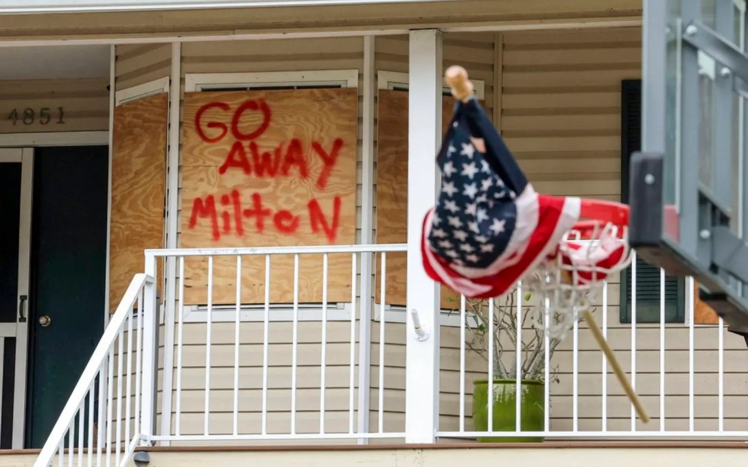 Un casa tapiada ante la llegada del huracán Milton.