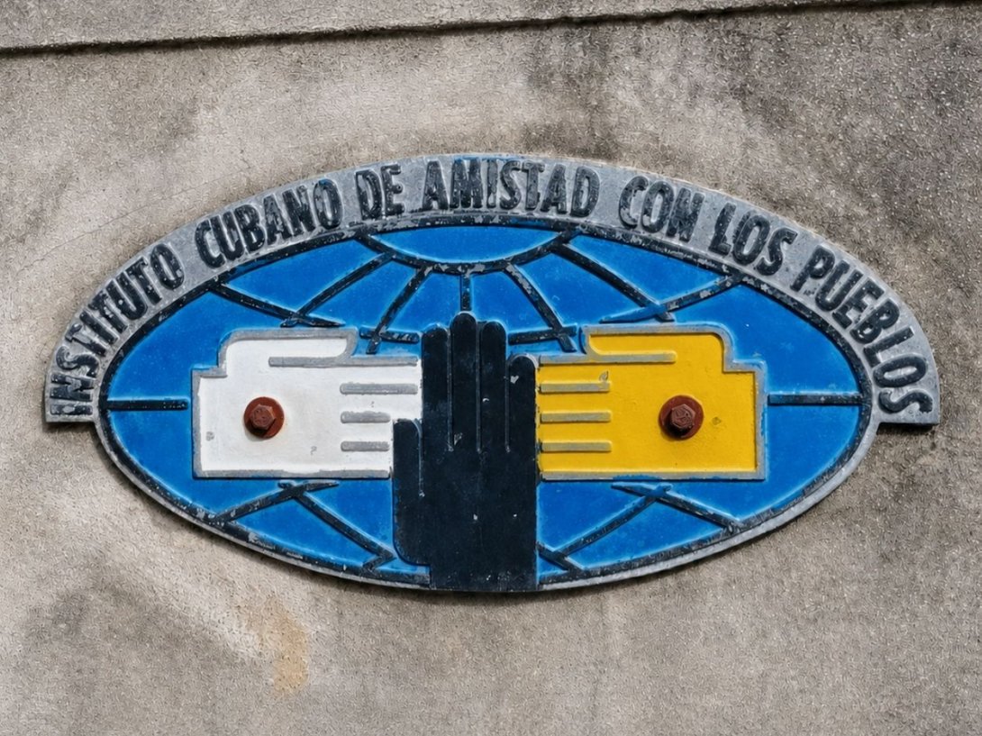 Logotipo del Instituto Cubano de Amistad con los Pueblos (ICAP).