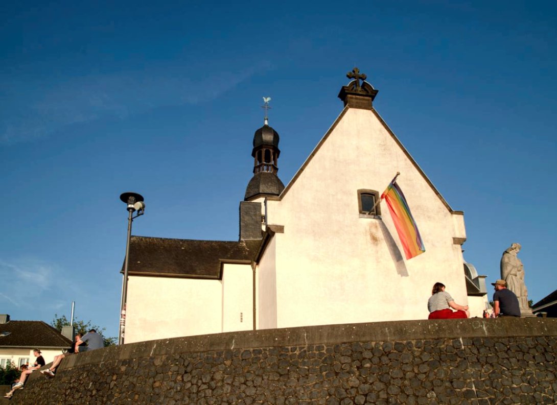 Bandera LGBT en iglesia en Alemania