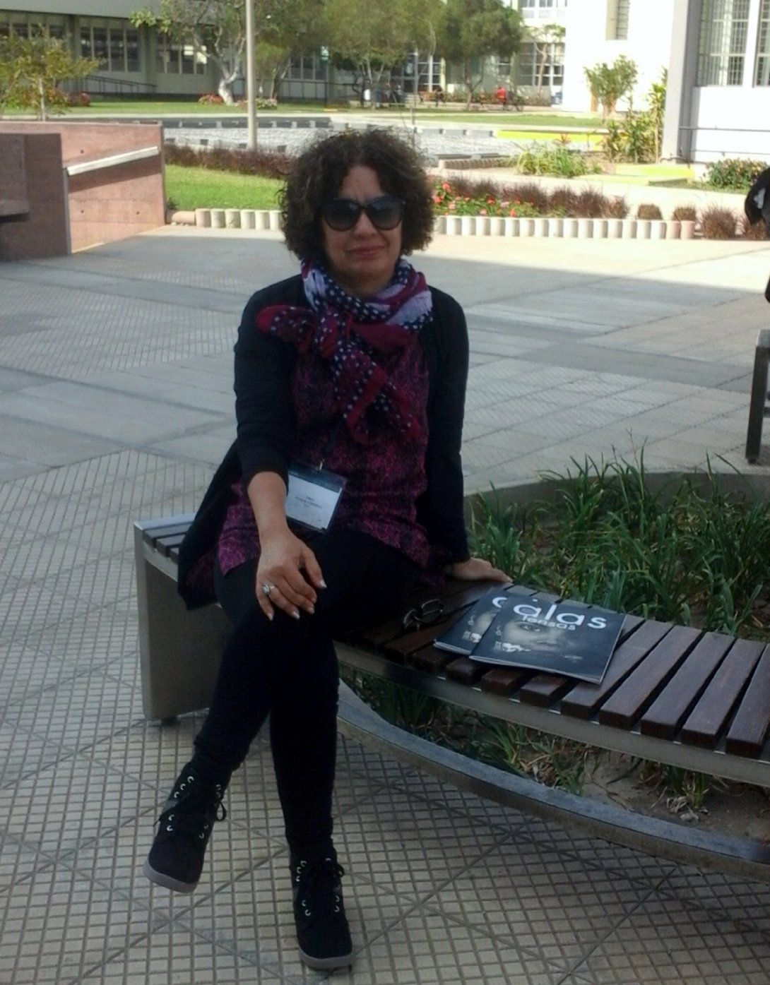 Ileana Álvarez con revistas Alas Tensas (número resumen, impreso). XXXV Congreso de LASA en Universidad Católica, Perú, 1 de mayo de 2017. 