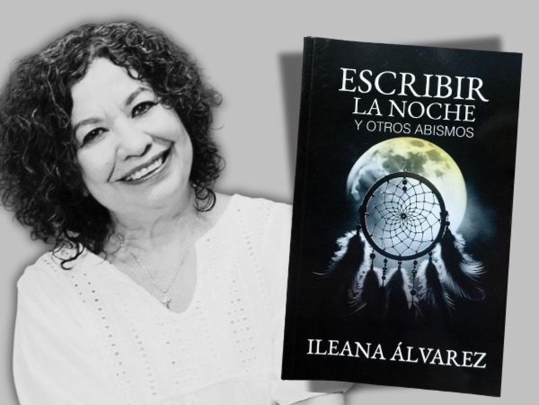Retrato en blanco y negro de Ileana Álvarez sonriente junto a la portada de su libro Escribir la noche y otros abismos, con un atrapasueños y la luna de fondo.