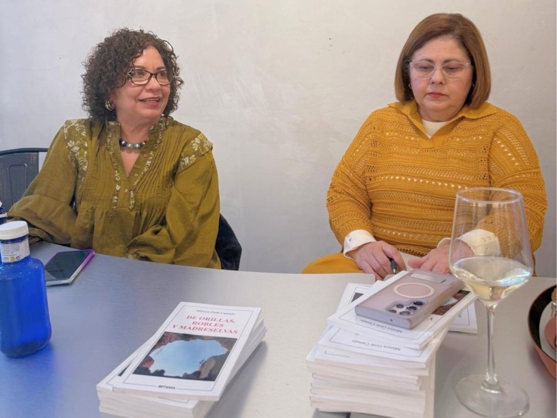 Las poetas cubanas Ileana Álvarez y Mireya Goñi durante la presentación del libro “De orillas, robles y madreselvas” (2025) de Goñi en el Café Taller Escala House, Madrid. 28 de marzo de 2026.