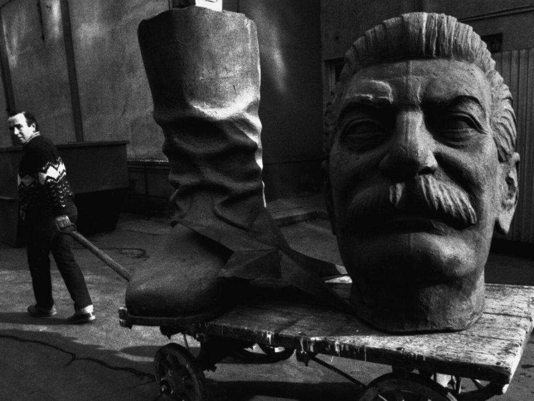 Restos de una estatua de Stalin trasladados a un almacén en Budapest, Hungría (1990).