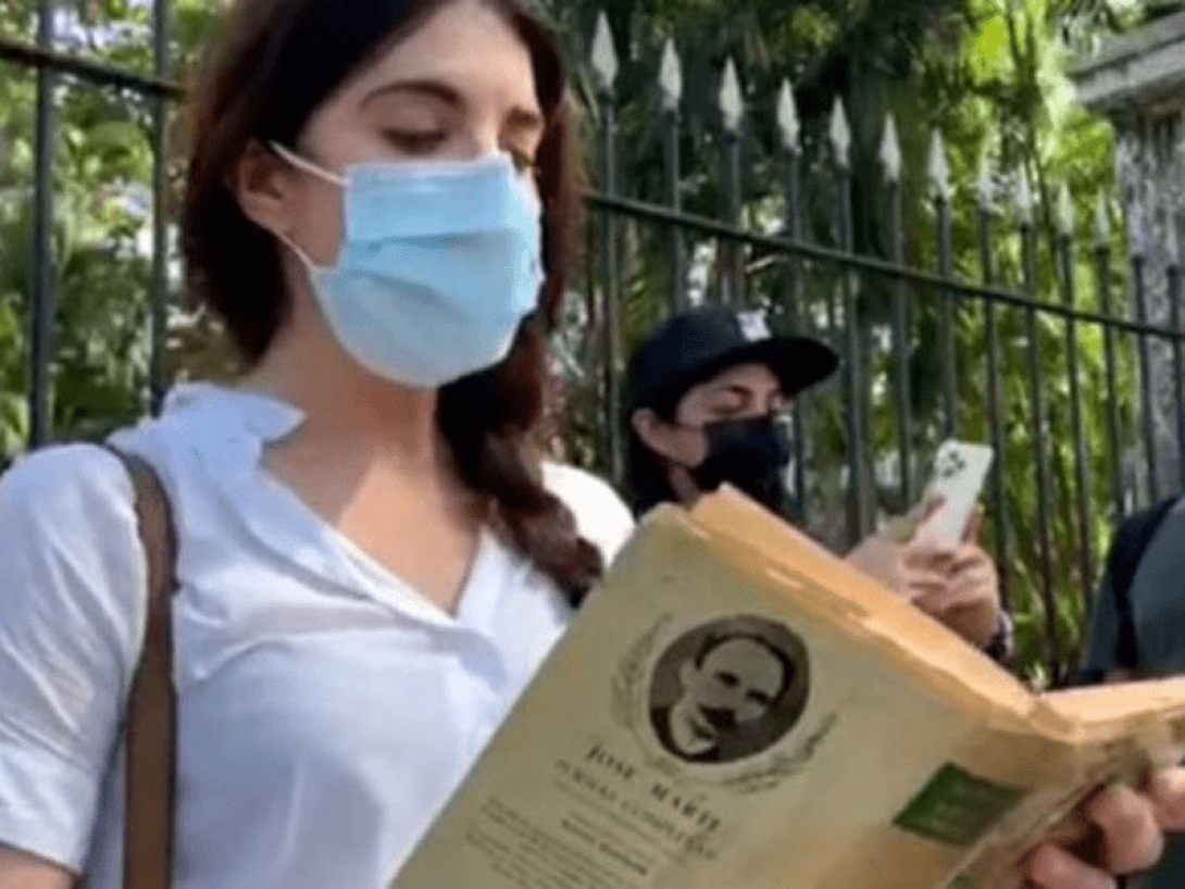 Carolina Barrero durante una lectura pública de textos martianos.