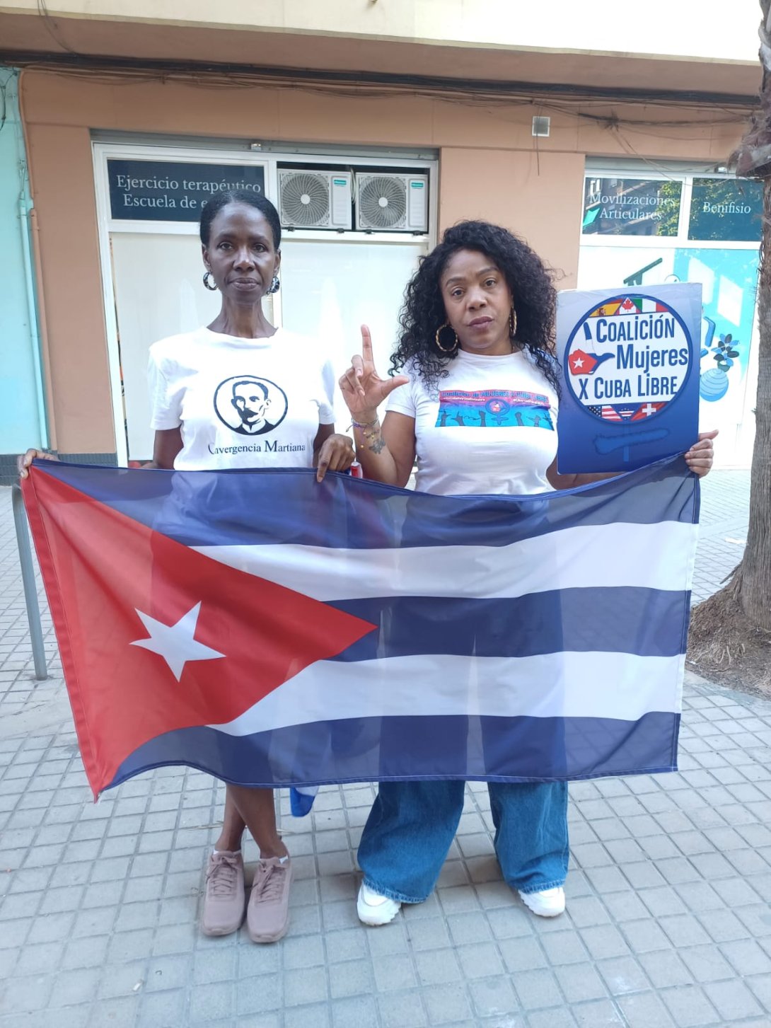 Oraisa Estrada y otra cubana integrante del Partido Nacionalista Cubano. En Valencia, España, 21 de mayo de 2025.
