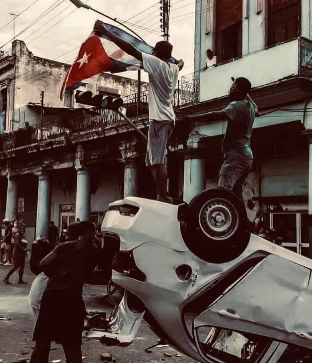 11J. Protestas del 11 de Julio de 2021. El niño de la bandera. Patrulla volcada. Elías Rizo León