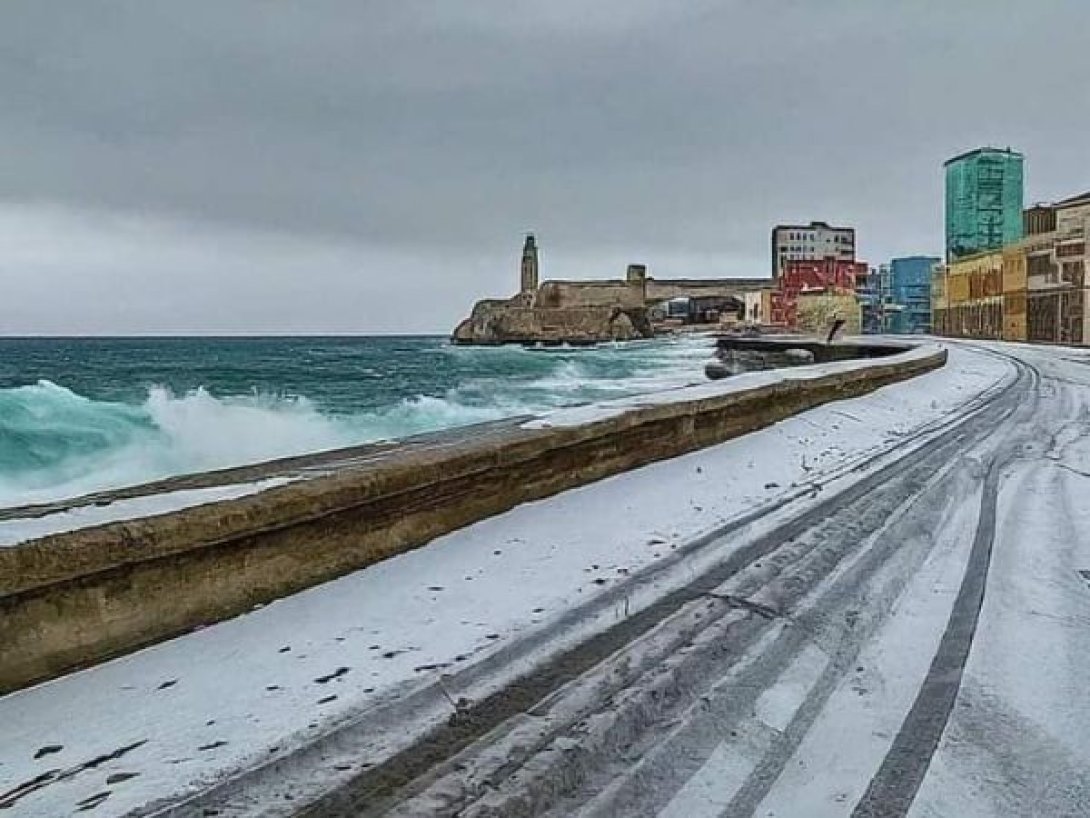Imagen FALSA sobre una nevada en el Malecón habanero.