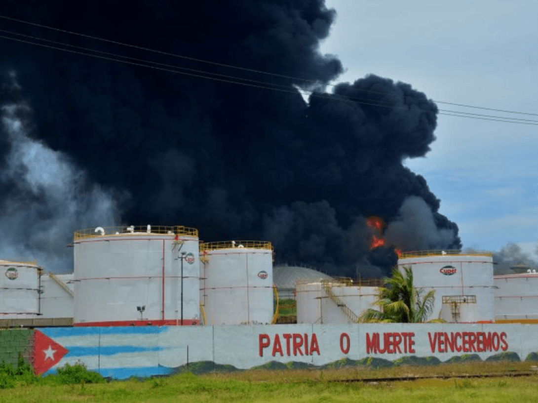 Humo negro sobre el incendio.