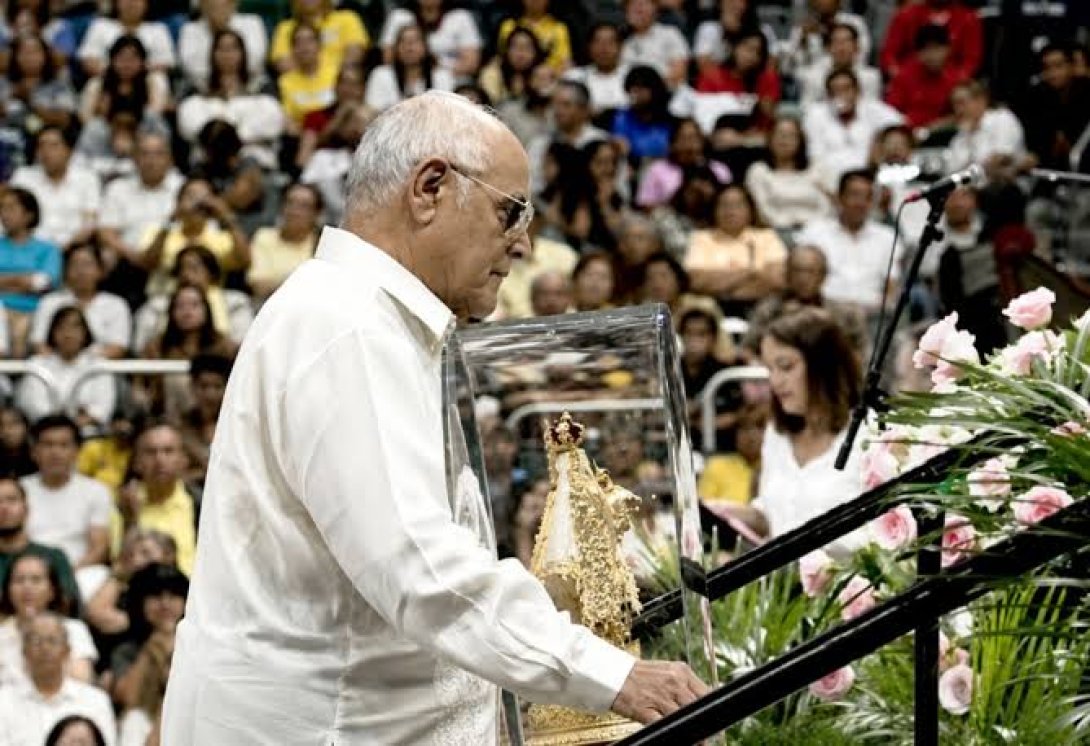 Luis Gutiérrez Areces llevando la Virgen que se venera en la Ermita de la Caridad, en Miami (8 de septiembre de 2011).