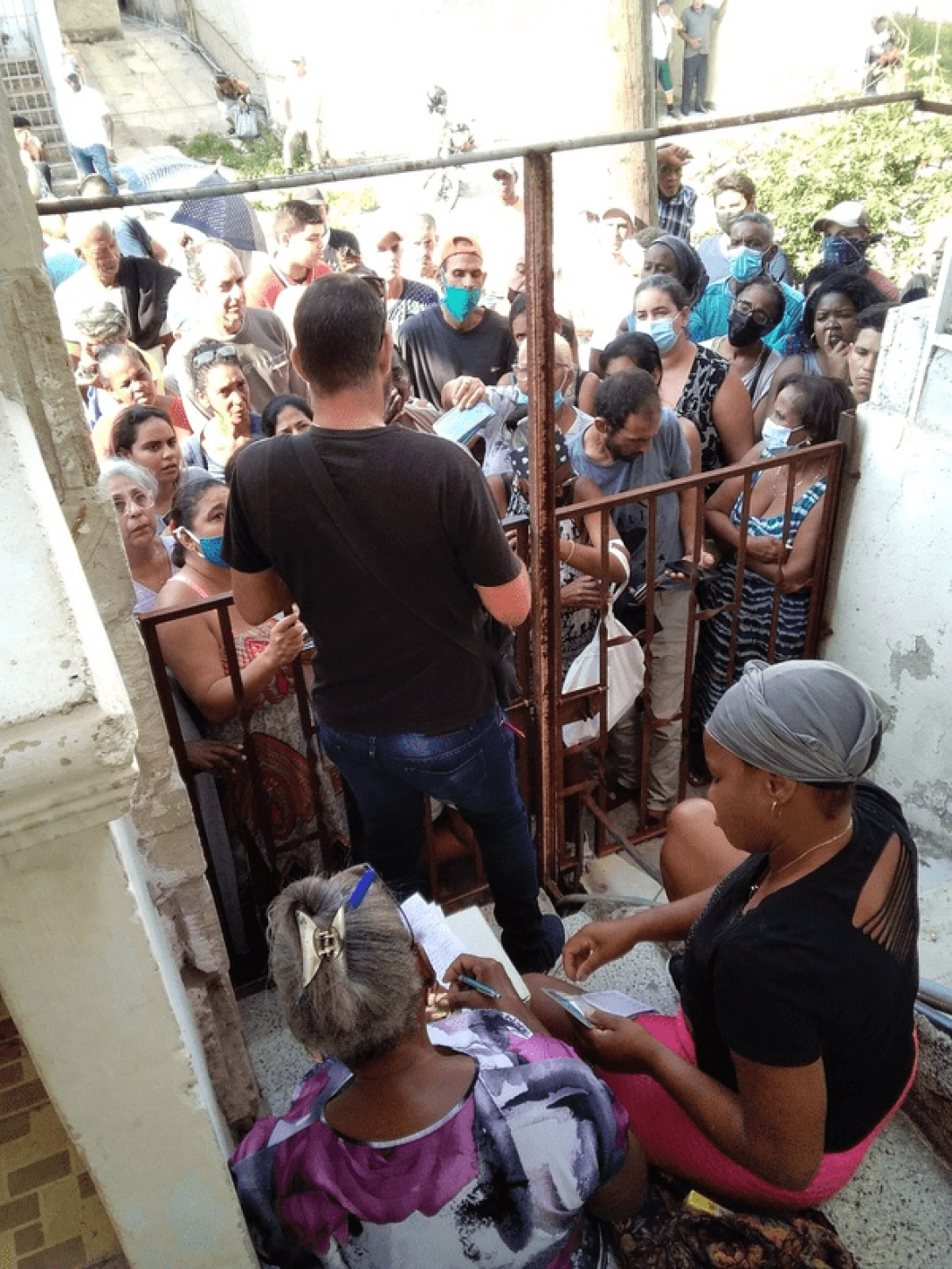 Colas y censo para repartir comida en La Habana, Cuba.