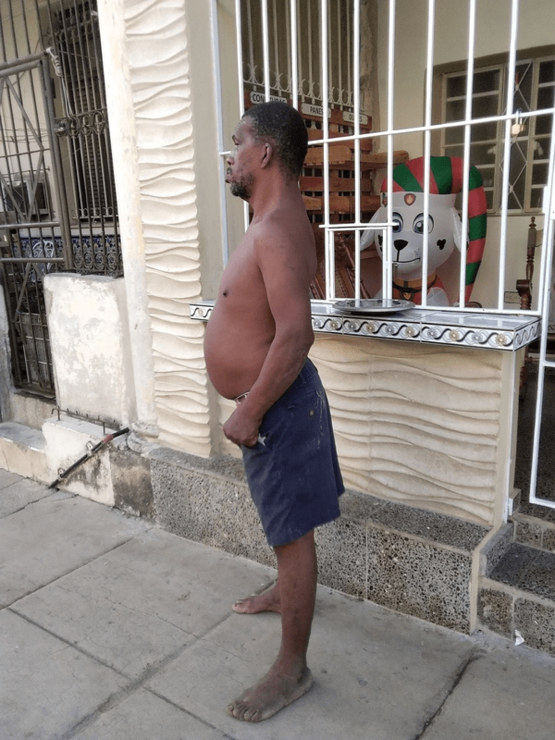 Hombre descalzo y con el torso desnudo.