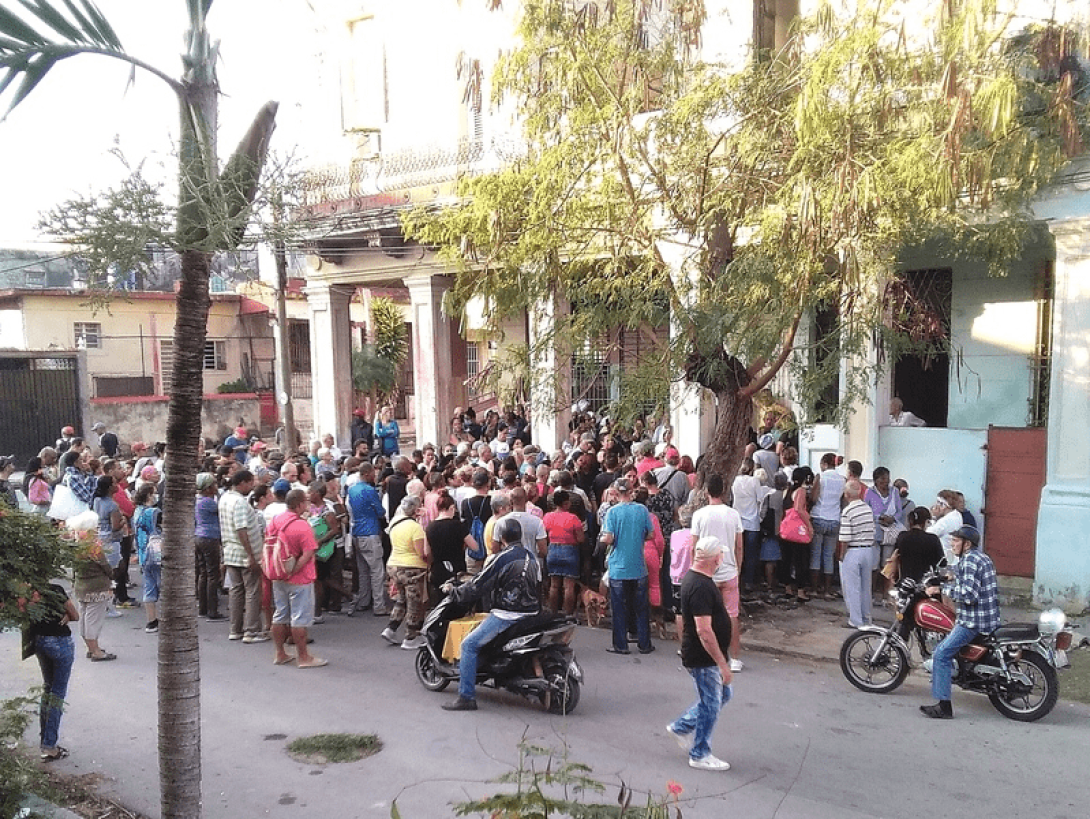 Colas para comprar alimentos en Cuba.
