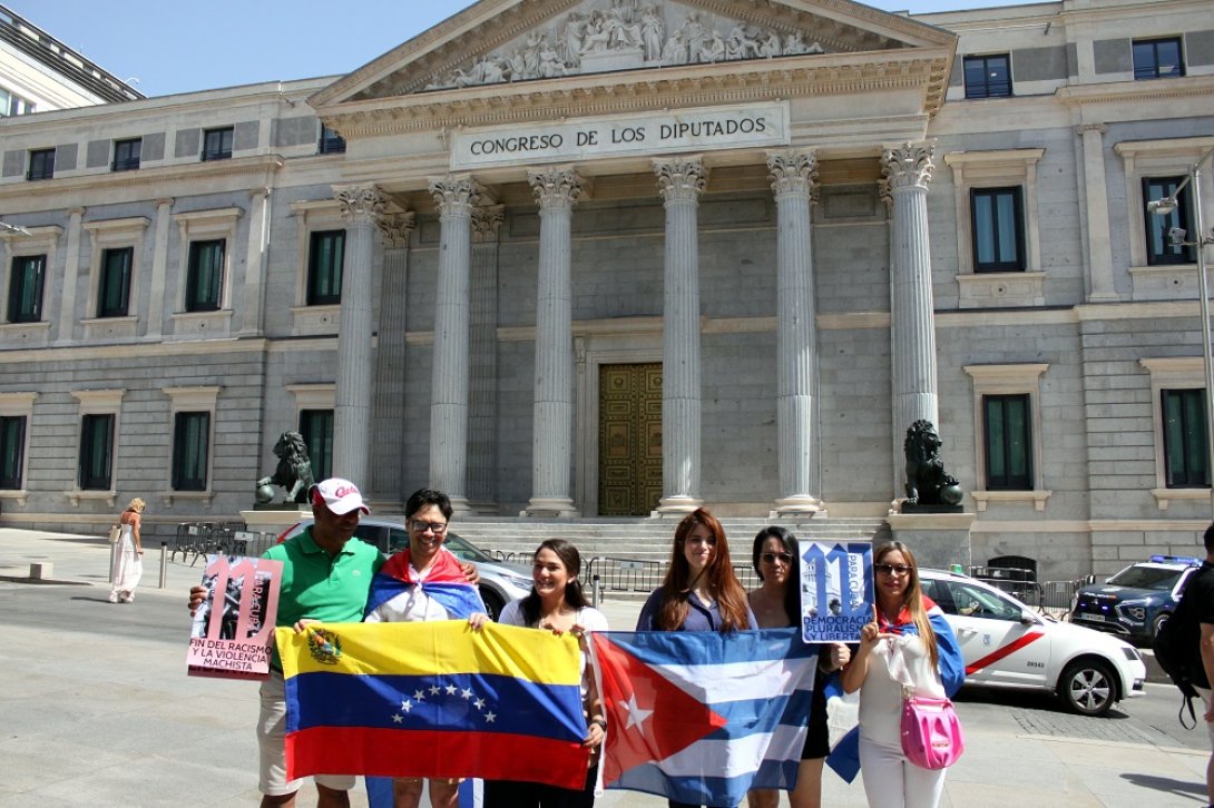 Activistas cubanos frente al Congreso de los Diputados