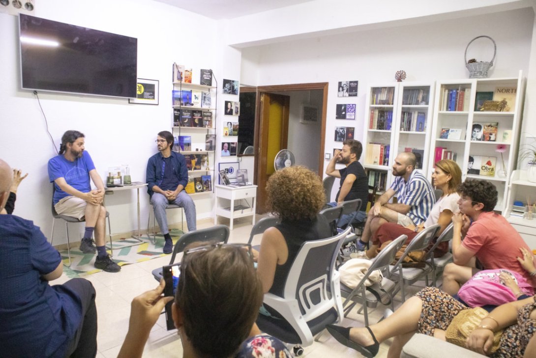 Presentación de "La isla vertical"" en Ediciones Deslinde, Madrid, 6 de septiembre de 2022. Miguel Coyula (a la izquierda) y el presentador, Lester Álvarez.