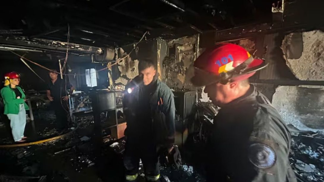 Rescatistas dentro del edificio incendiado de Anfibia 