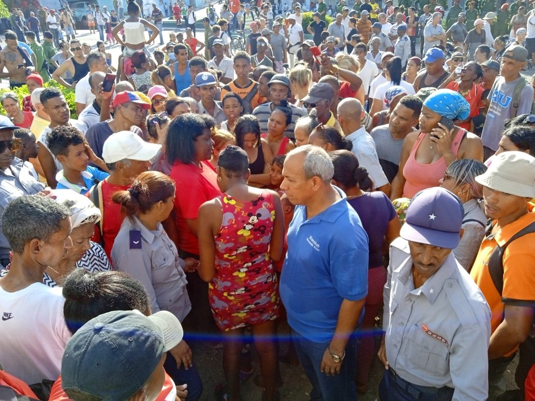 La primera secretaria del PCC en Santiago de Cuba intenta calmar a los manifestantes.