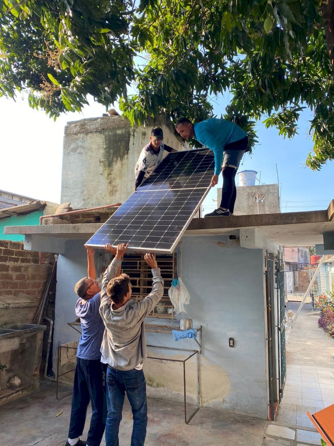 Instalación de un panel fotovoltaico en Cuba.