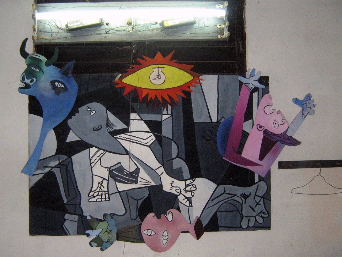 Instalación en sede del grupo Omni-Zona Franca, Casa de Cultura de Alamar, antes de ser desalojados de este espacio. La Habana, 2008.