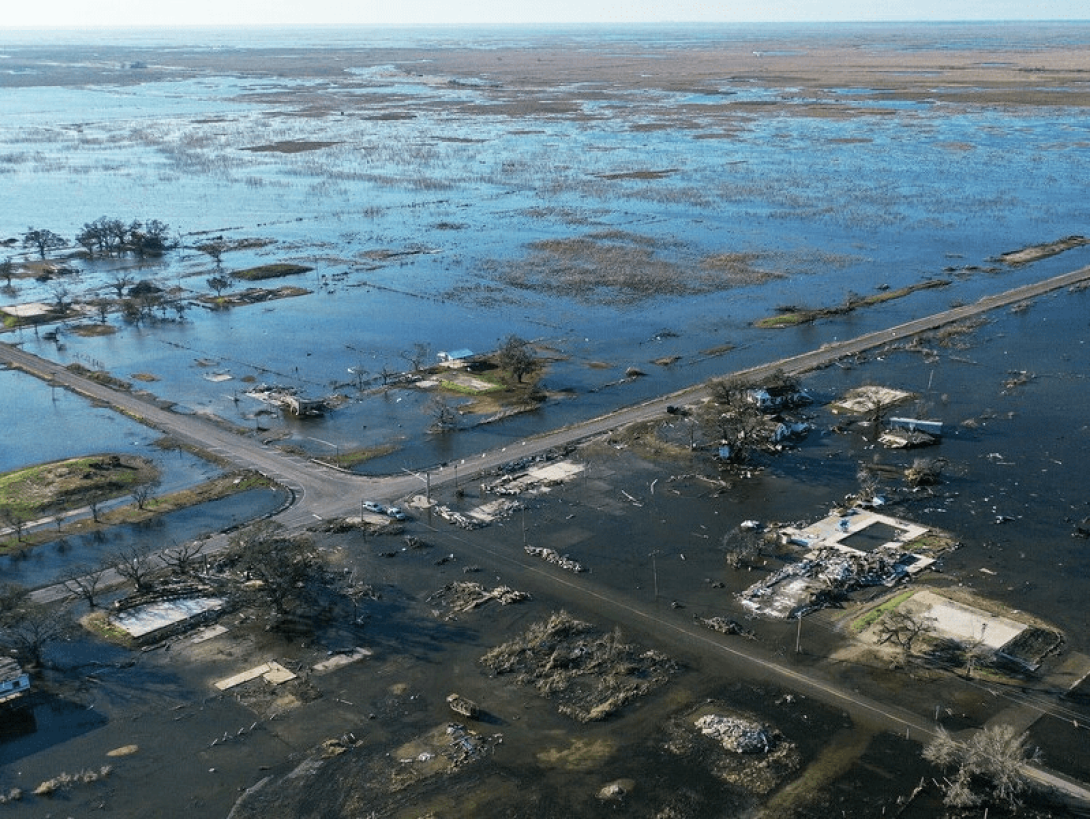 Visión área de un poblado muestra una gran inundación.