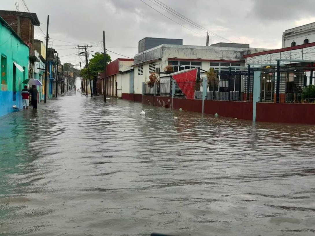 Calle de Santiago de Cuba inundada tras el paso de la DEpresión tropical nro. 9.