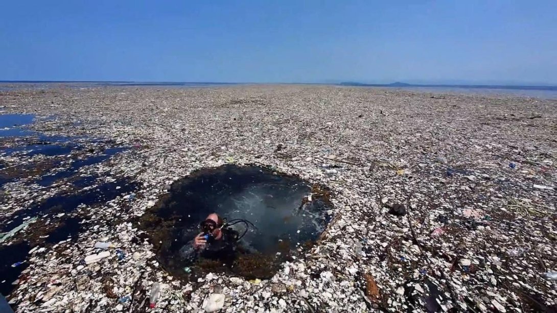 un buzo en la Isla de Basura del Pacífico