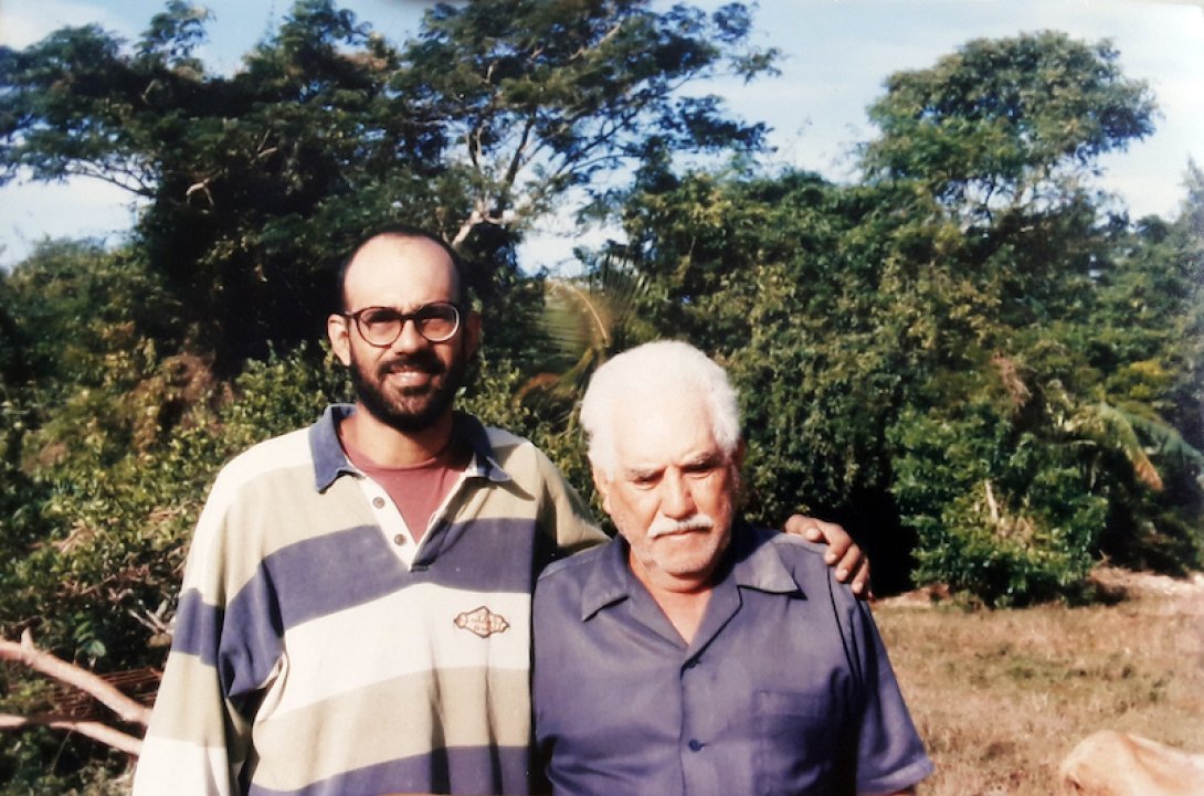 Ismael y Amilkar en el patio de la casa de El Padre.