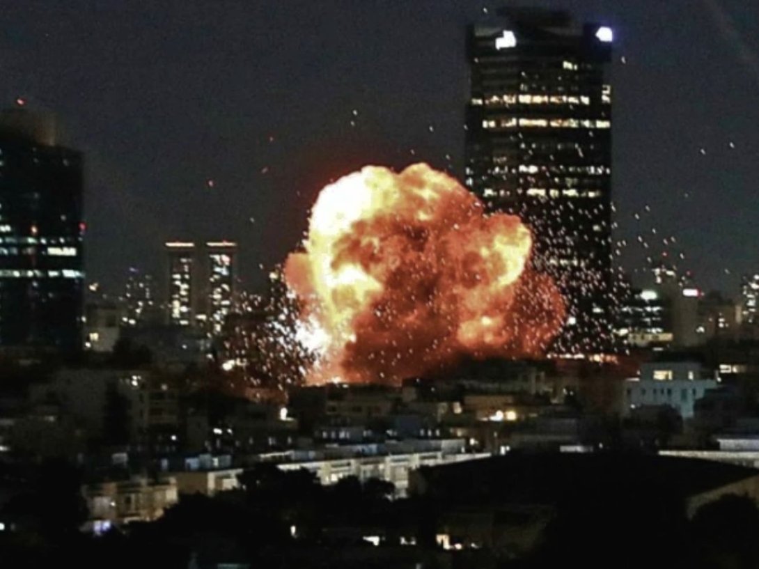 Explosión en Tel Aviv, Israel por un presunto ataque iraní en la madrugada del domingo 1 de marzo de 2026.