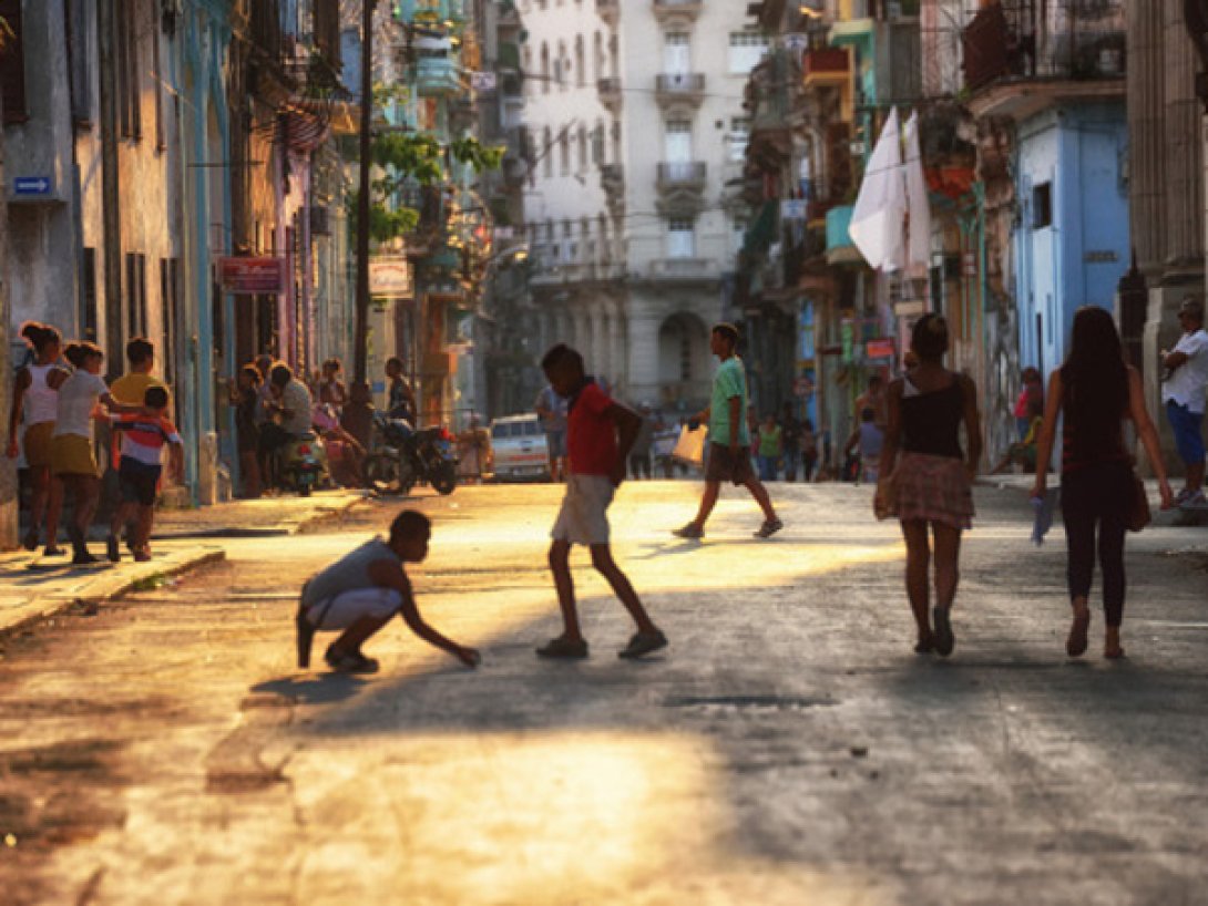 Niños jugando en la calle en Cuba.