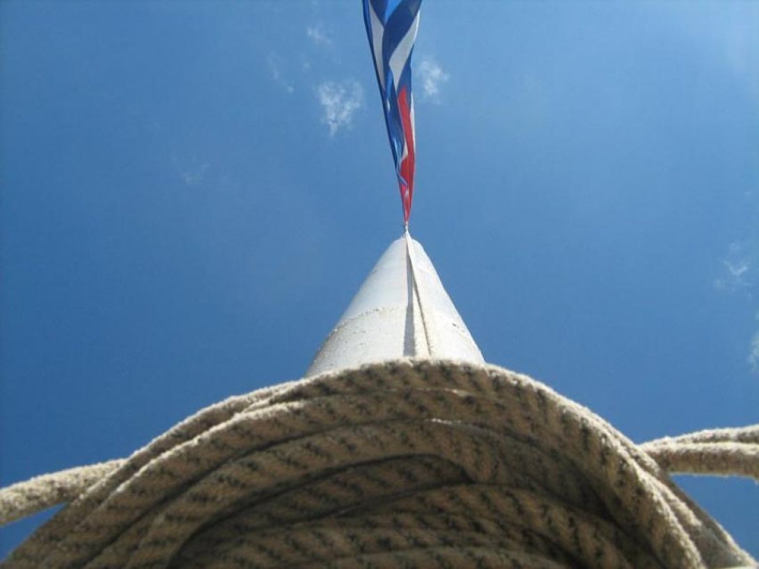 Izando la bandera cubana. Foto de Francis Sánchez