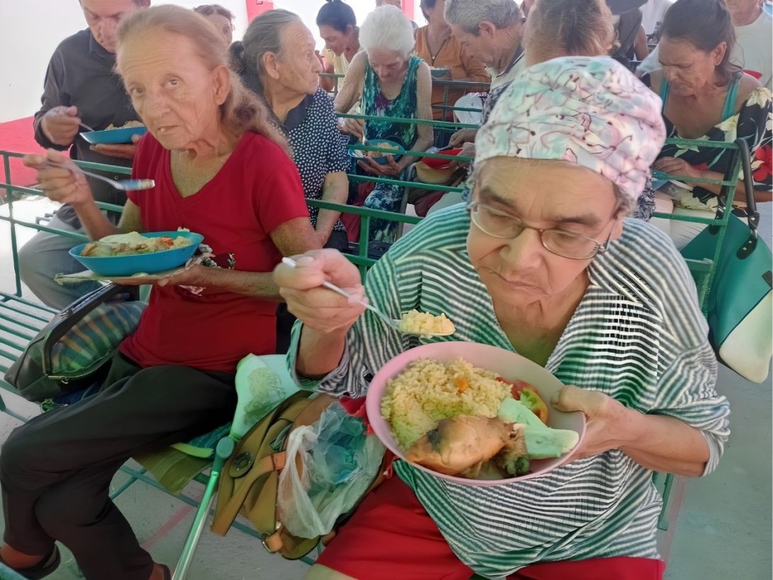Ancianos y personas obres reciben alimentos preparados por el Ministerio Viento Recio en Las Tunas (mayo de 2026). Foto: Facebook de Mario Jorge "Mayim" Travieso.