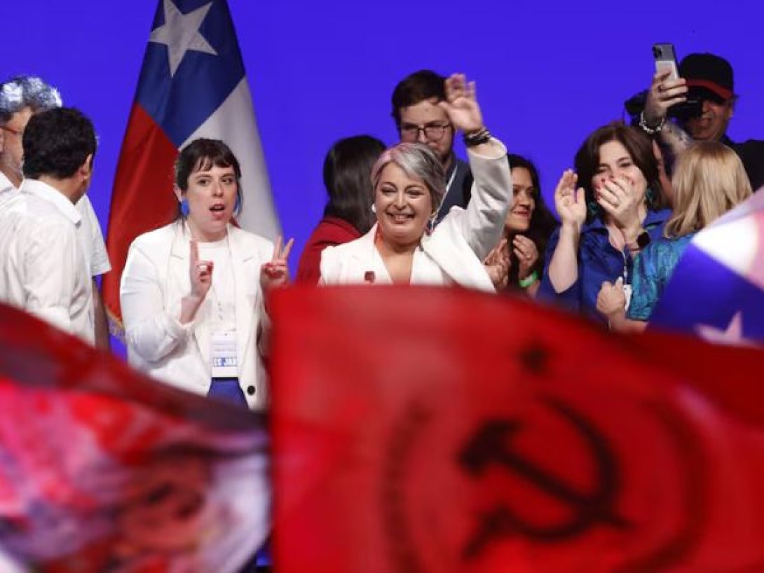 Jeannette Jara celebra su triunfo en primera vuelta de elecciones en Chile con bandera comunista