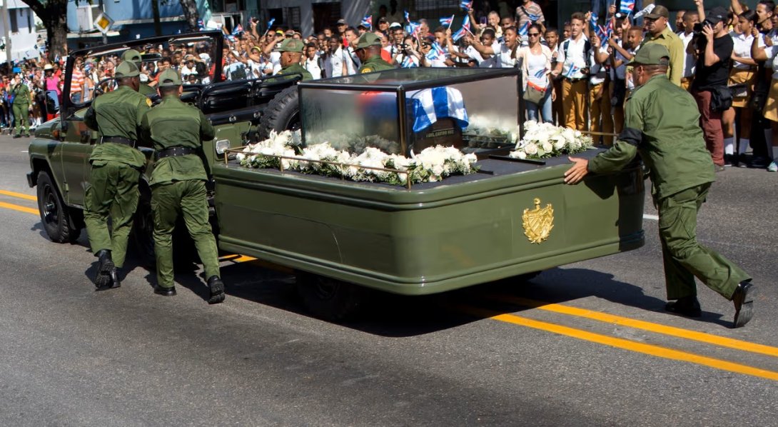 Militares empujan el vehículo con las cenizas de Fidel Castro, tras averiarse de camino al cementerio de Santiago de Cuba (3 de diciembre de 2016). Foto: AP.
