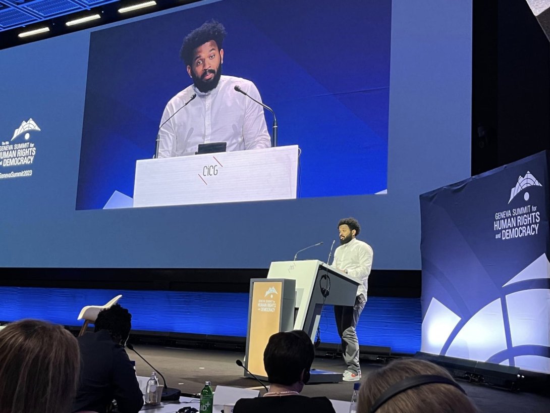 El periodista Abraham Jiménez Enoa en un evento de Derechos Humanos.