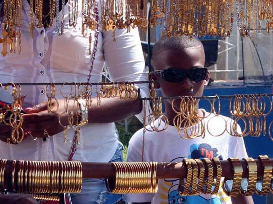Niño contempla joyas. Foto: Francis Sánchez