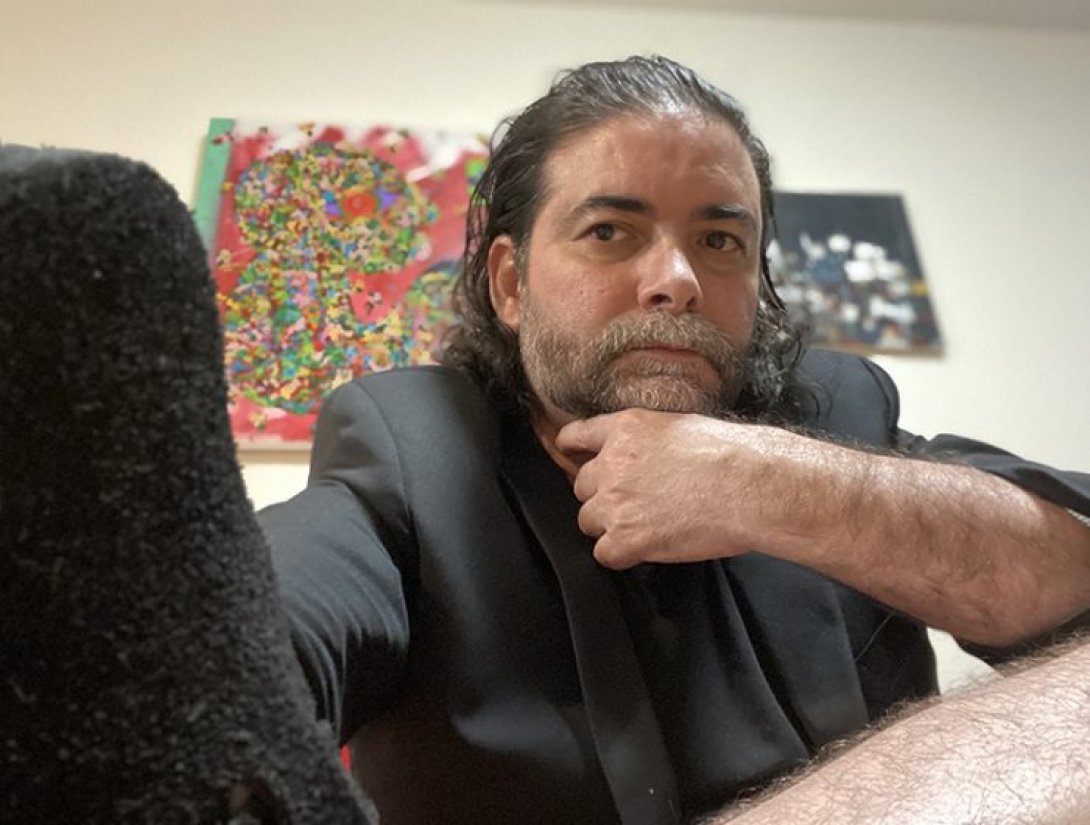 Joaquín Badajoz. Escritor, curador y crítico de arte cubanoamericano.