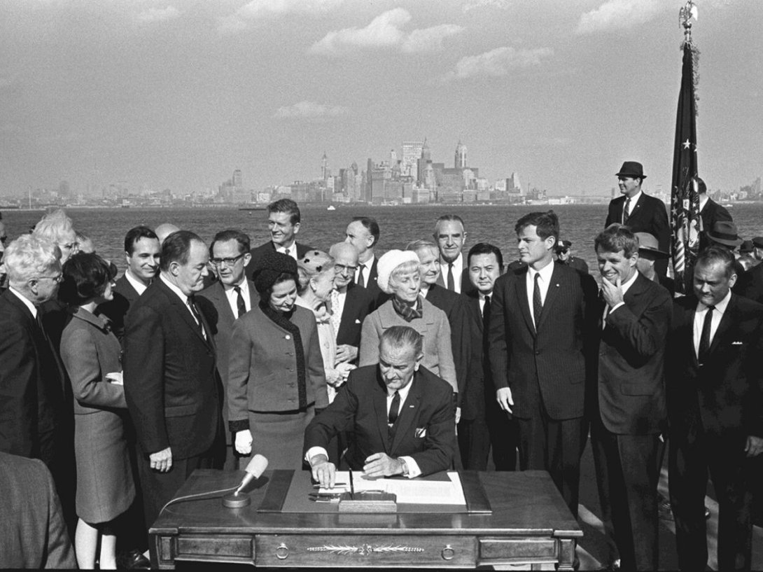 El presidente de los Estados Unidos Lyndon B. Johnson firma la Ley de Inmigración y Nacionalidad (3 de octubre de 1965).