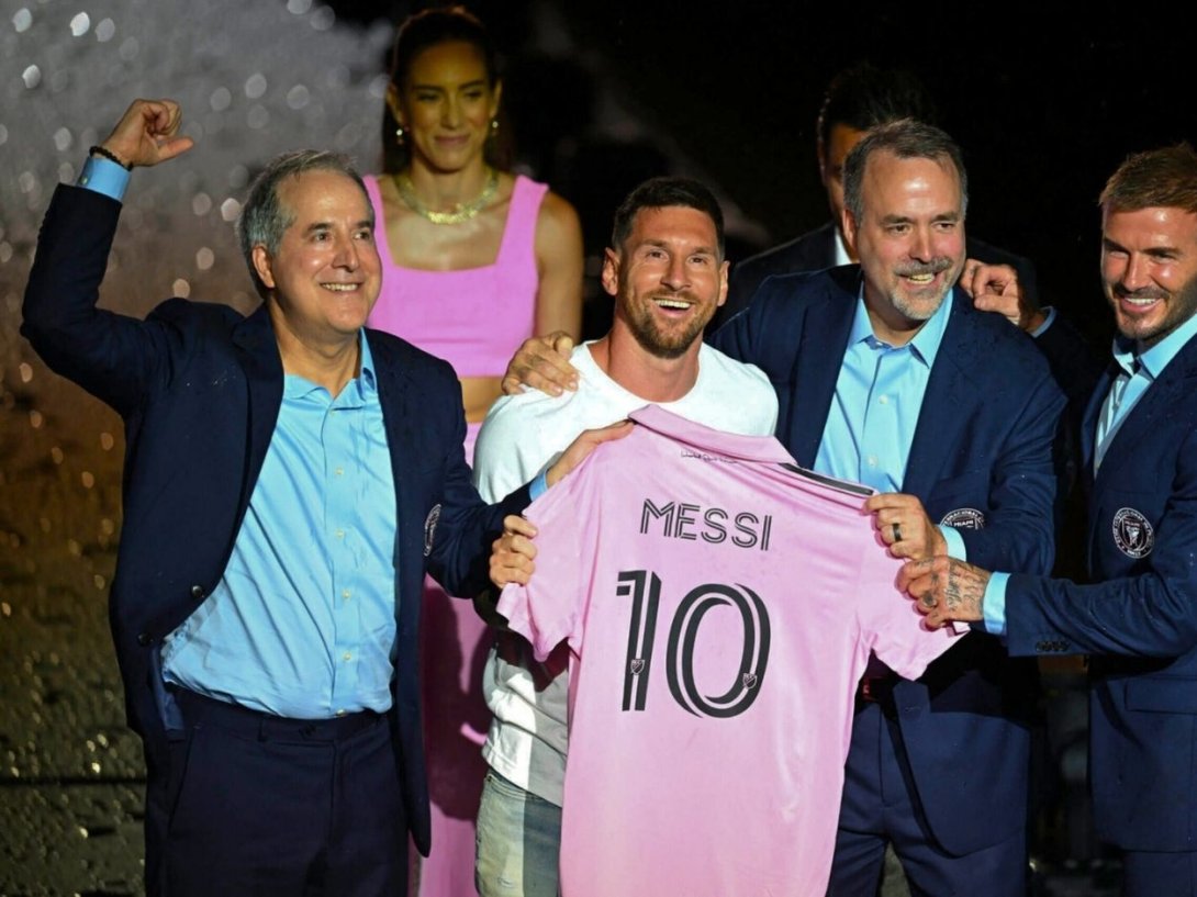 El empresario Jorge Mas, el futbolista Lionel Messi, el también empresario José Mas y el futbolista David Beckham.