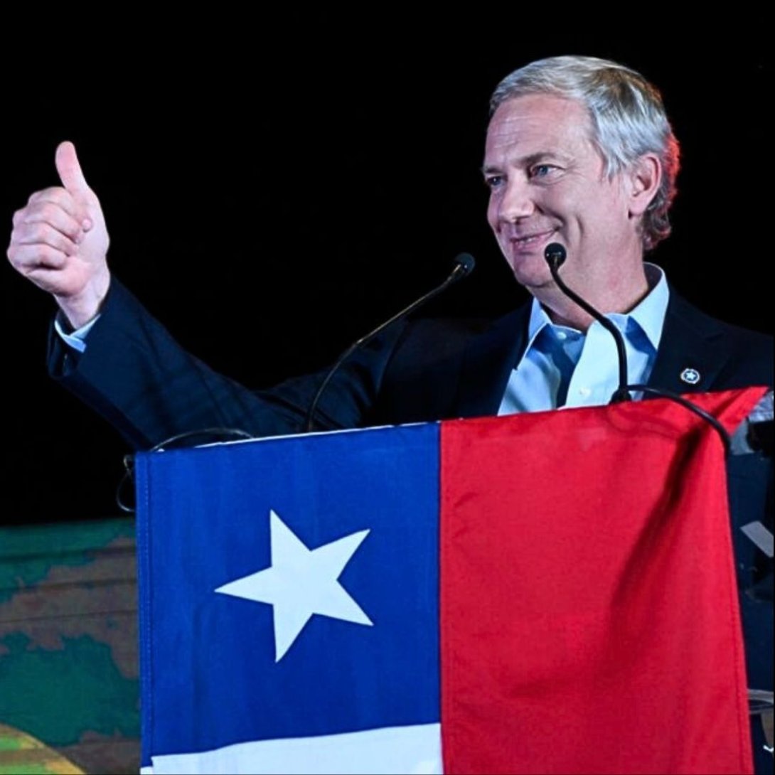 José Antonio Kast, candidato presidencial del Partido Republicano y ganador de las elecciones de 2025 en Chile, habla desde un escenario.