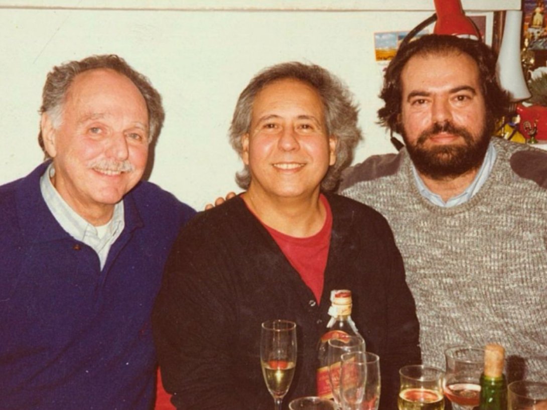 De derecha a izquierda: el pintor y escultor Waldo Balart, y los poetas y editores José Mario y Felipe Lázaro.