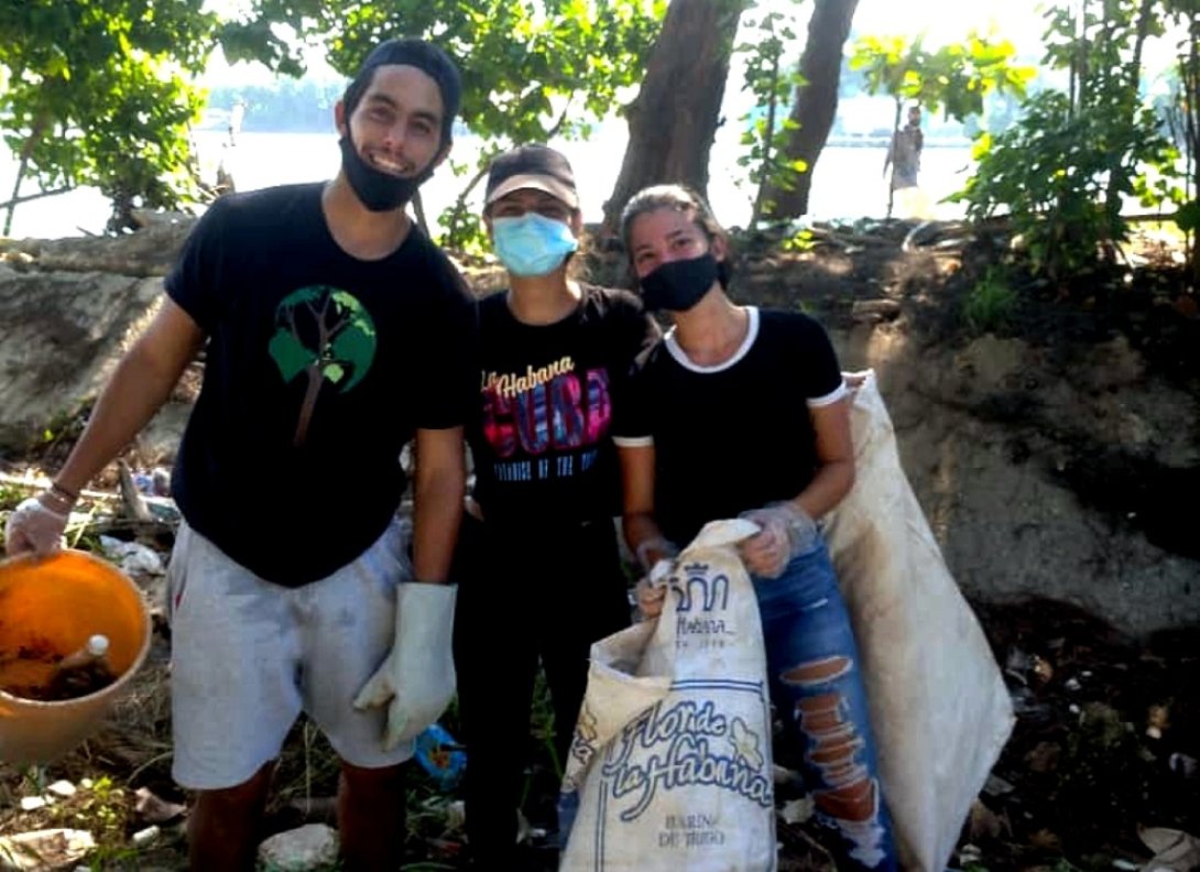 Amanda Triana y otros ambientalistas hacen limpieza en la desembocadura del río Almendares.