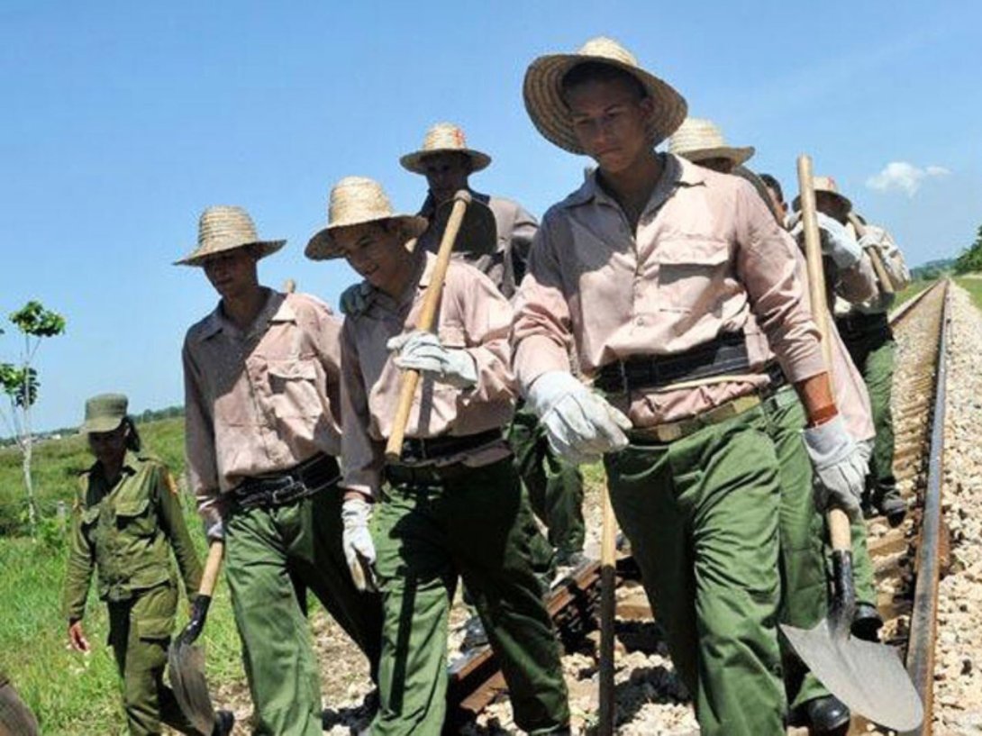 Reclutas cubanos en el Ejército Juvenil del Trabajo (EJT).