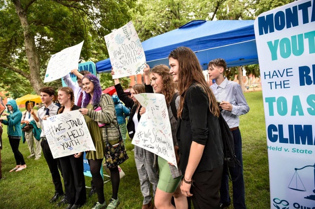 Jóvenes que demandaron al estado de Montana manifestándose