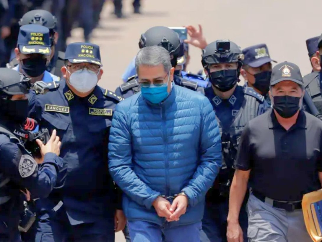 Expresidente de Honduras Juan Orlando Hernandez siendo extraditado a EUA para ser juzgado por narcotráfico (2022).