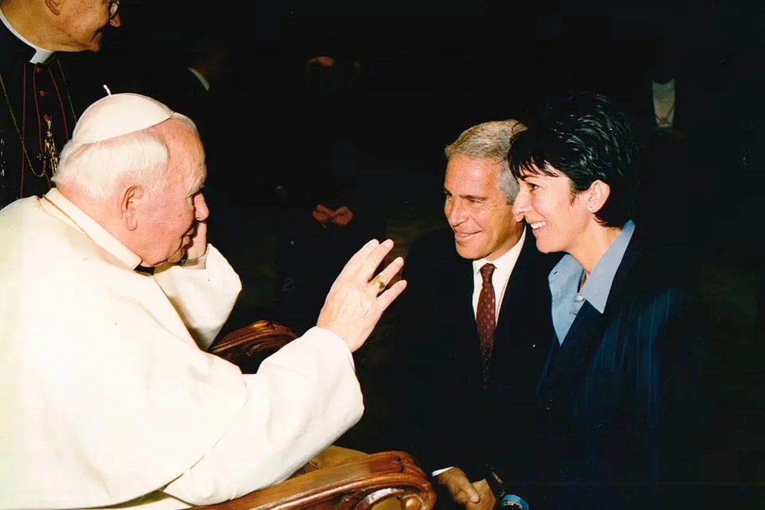 Juan Pablo II bendice a Jeffrey Epstein y Ghislaine Maxwell.
