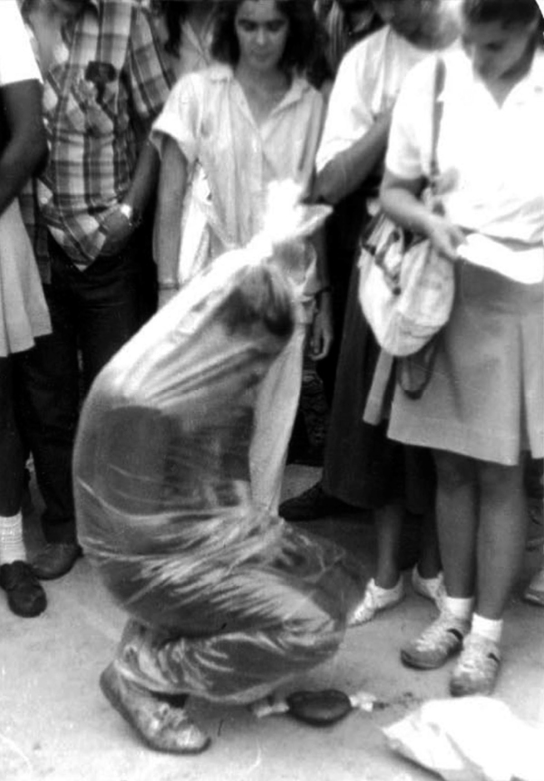 Personas durante un performance. Acción pública en la esquina de 23 y G, Vedado, La Habana.