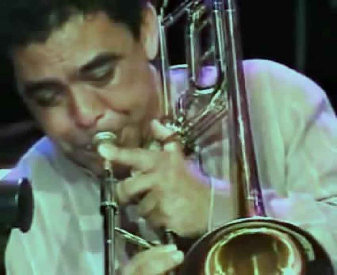 Músico Juan Pablo tocando el trombón