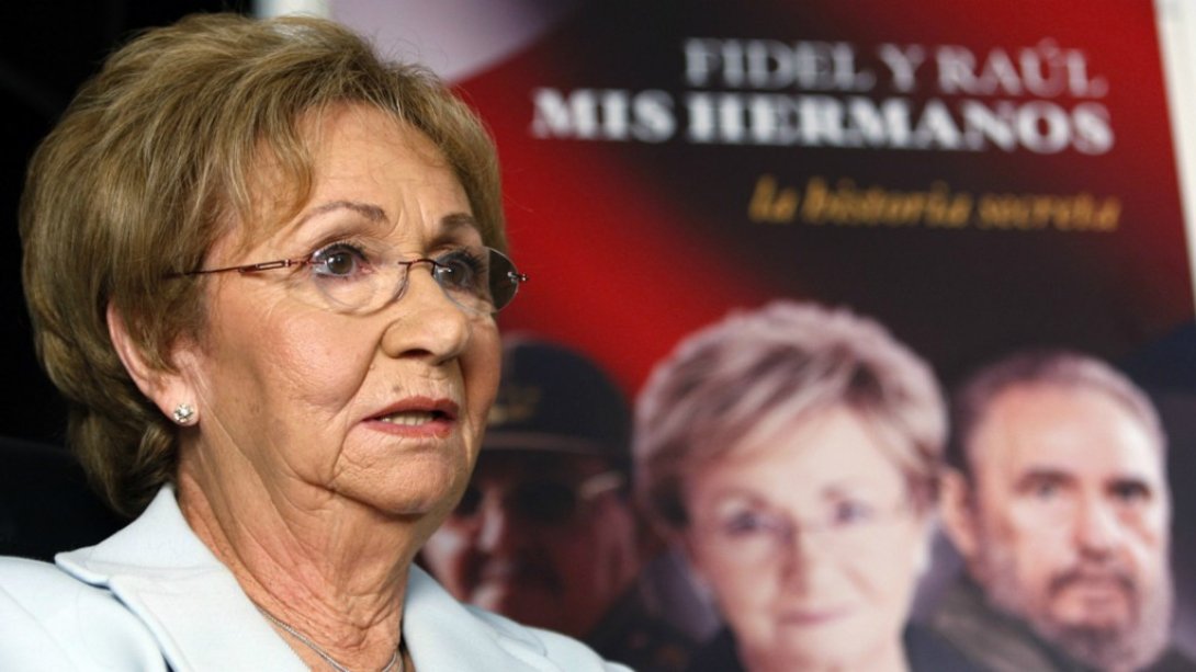 Juanita Castro y la portada de su libro de memorias