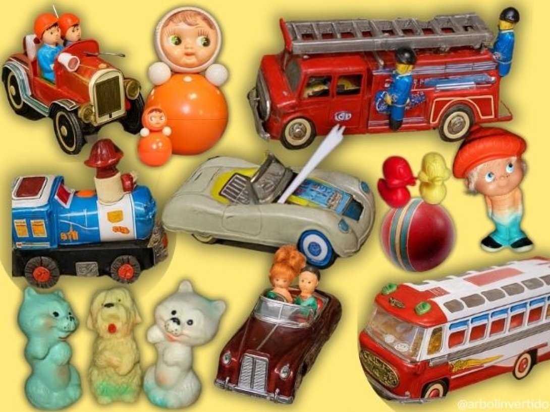 Collage de juguetes infantiles normados en Cuba en las décadas de 1970 y 1980, incluyendo carros, muñecos, pelotas y animales de plástico, sobre fondo amarillo.
