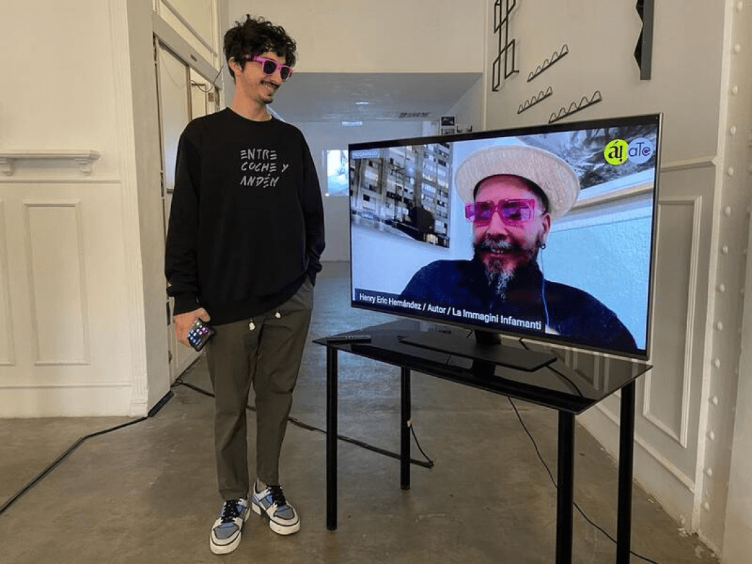 El artista visual Julio Llópiz-Casal (izquierda) junto al artista Henry Eric Hernández (derecha, en pantalla).