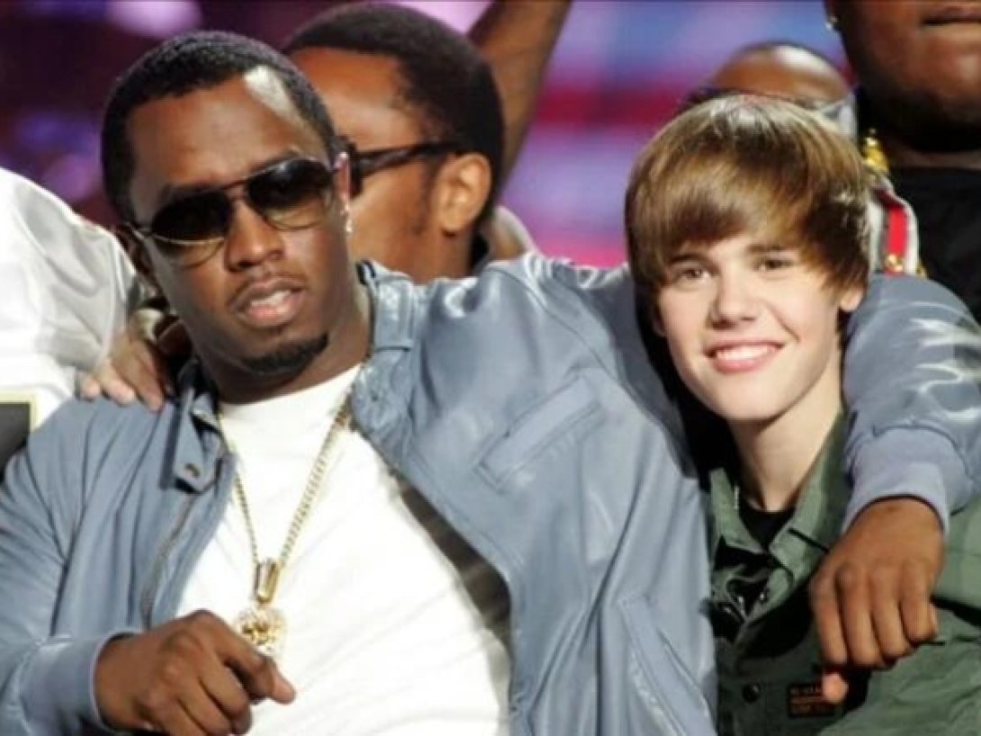 Productor musical Puff Diddy junto al cantante Justin Bieber.